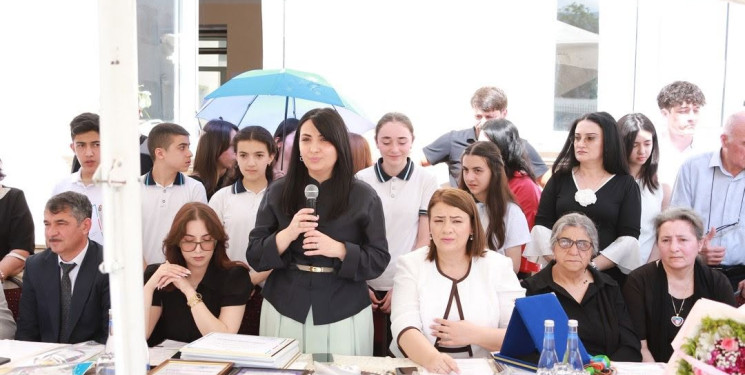 Şəkidə bu il məktəbi bitirən məzunlar üçün "Son zəng" çalınıb