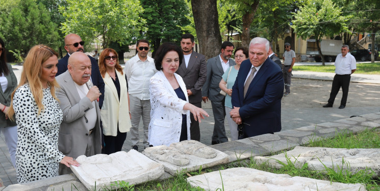 "Azərbaycanın UNESCO Dünya İrsi Yolu: İçərişəhərdən Şəkiyə” adlı tədbirin iştirakçıları Şəki şəhərində aparalan bərpa, yenidənqurma işləri ilə tanış olublar