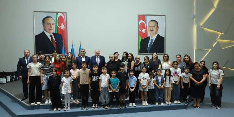 Şəki Şəhər İcra Hakimiyyətinin başçısı Elxan Usubov yeni tədris ilinin başlanması münasibətilə məktəbli şəhid və qazi övladları ilə görüşüb